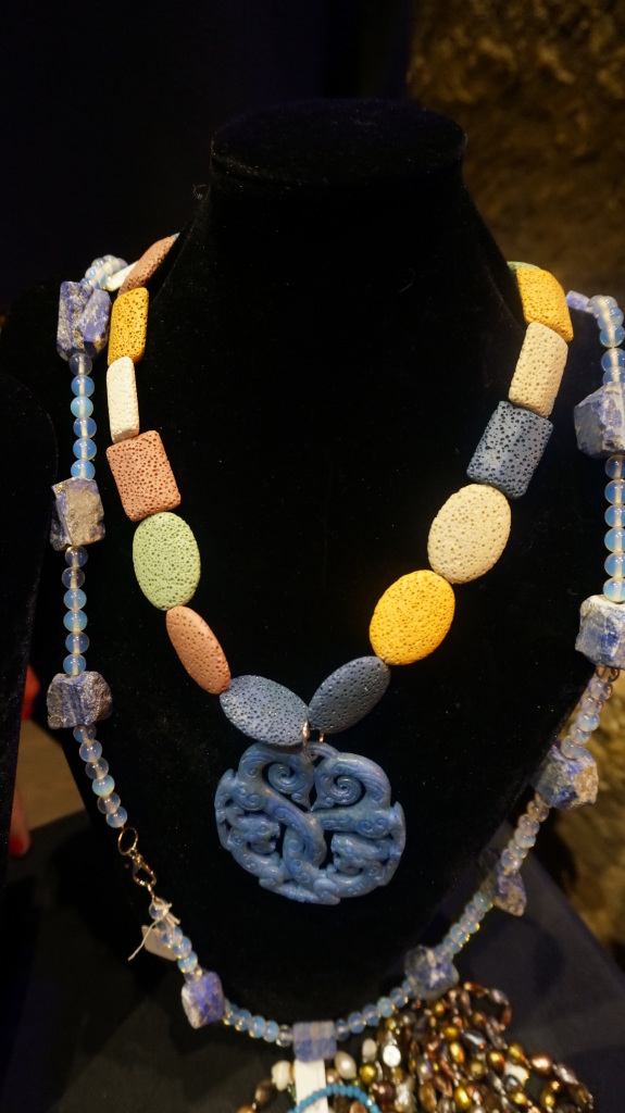 collar- azul y amarillo