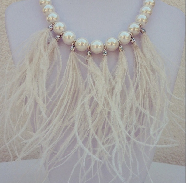 collar plumas blanco