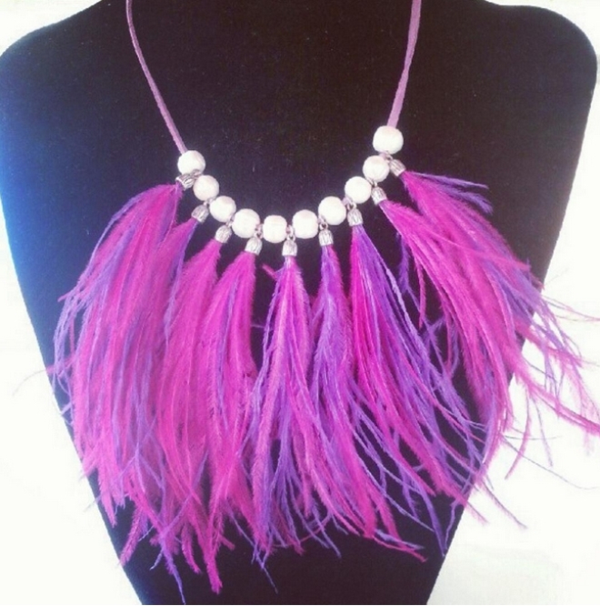 collar plumas fucsia